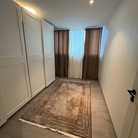 I Apartment *